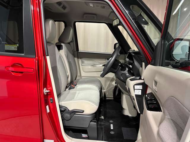 運転席も広々でゆったりとした気分で運転できます☆