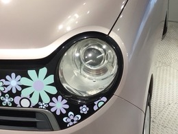 ディスチャージヘッドライト搭載でしっかり明るく照らしてくれるので、夜間走行や不慣れな道でも安心です。