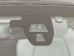 【シティブレーキアクティブシステム】低速走行中に前方の車両等を認識し、衝突しそうな時は警報とブレーキで衝突回避と被害軽減をアシスト。より安全にドライブをお楽しみいただけます。