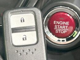 【Hondaスマートキー】カバンやポケットに入れたままでもドアの施錠・解錠が可能なスマートキーを装備。エンジンのオン・オフ時もカギを取り出す必要が無いからとっても便利です♪