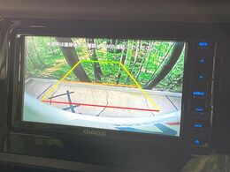 【バックカメラ】駐車時に後方がリアルタイム映像で確認できます。大型商業施設や立体駐車場での駐車時や、夜間のバック時に大活躍！運転スキルに関わらず、今や必須となった装備のひとつです！