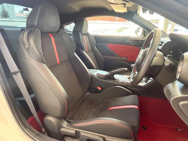 【専用スポーツシート】ホールド性に優れ、カーブ時の体が流れを抑制してくれます。また、体にフィットするから腰や背中が疲れにくく、ロングドライブや高速走行でも快適にお過ごしいただけます♪