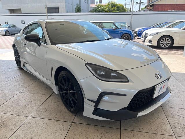 大好評のボディコーティング「弾スプラッシュコート」もご納車までに施工可能。通常のガラスコートと異なる、耐久年数6年の無機質ガラスコーティングが、ボディをキレイな状態に保ってくれます。