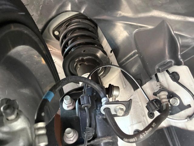 お車を安心してお乗りいただく為には、足回りの定期点検が欠かせません。サービスサポート（有償保証）では無料点検もご提供しており、安心のカーライフをお過ごしいただけるサポート体制が整っています。