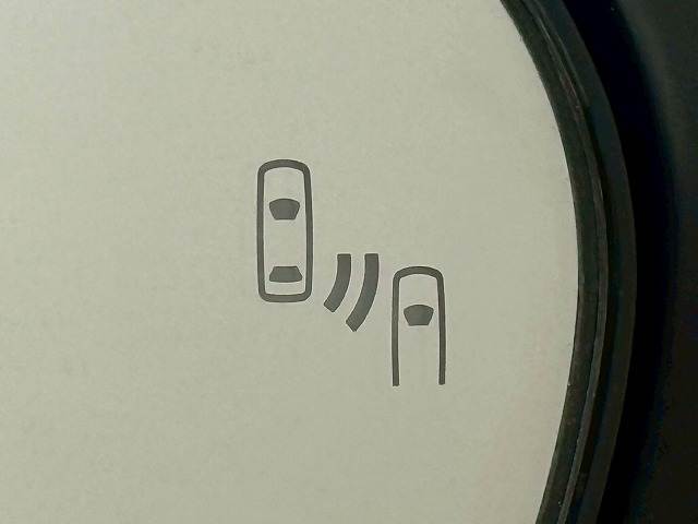 【ブラインドスポットモニター】車線変更時に後方から近づくお車をアラートしてくれます。