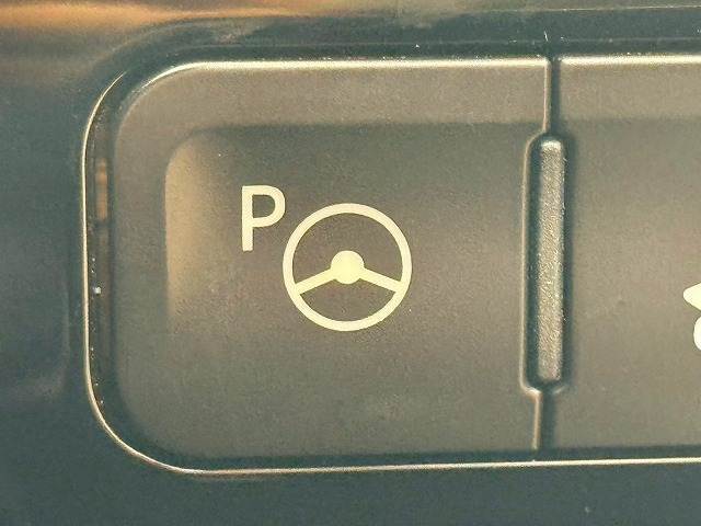 【自動駐車機能】駐車場へ到着した際に設定するだけで面倒な駐車をアシストしてくれる便利機能。