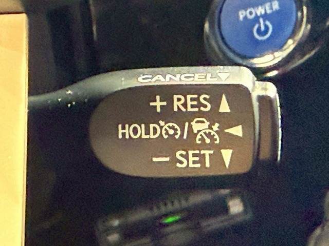 【アダプティブクルーズコントロール】高速走行時に前方のお車を追従してくれるので、長距離ドライブの疲労は大きく軽減されます。