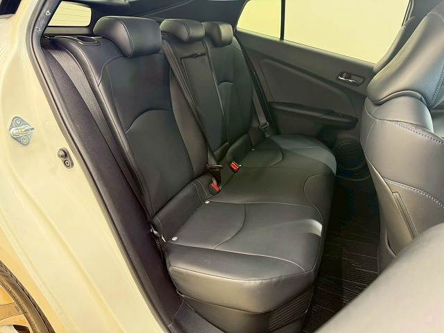 【リアシート】後部座席も気になるようなキズ・汚れやへたり等、大きなダメージはなく、良好な状態です。