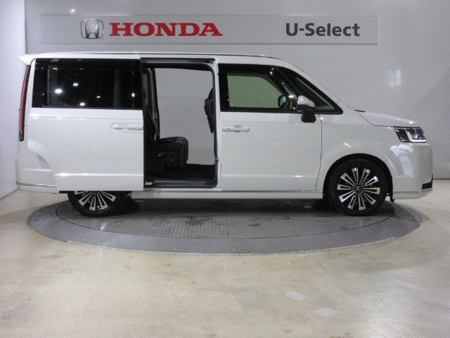 両側電動パワースライドドアがついております。ご年配の方や小さいお子さんの乗り降りも楽々ですね。万が一ドアに手を挟んでしまっても、挟み込み防止機構が付いて安心です。