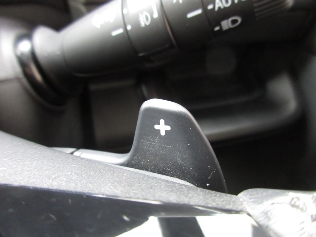 マニュアル車のような感覚でアクセルオフ時の減速度を選択できる、減速セレクター付きです！