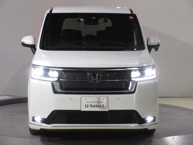 ハロゲンより明るく、より遠くまでさらなる安心感のあるLEDヘッドライトを採用。照射軸の上下方向を自動調整するオートレベリング機構、点灯忘れも防止できるオートライトコントロール機構付きです。