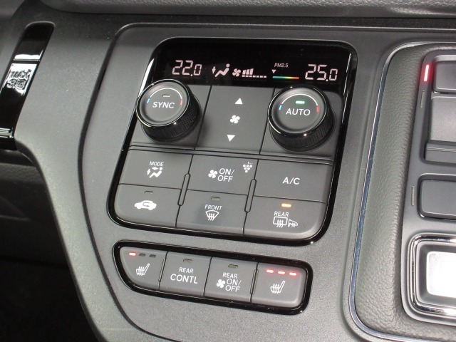 エアコンはオートエアコンでお好みの温度調整が出来、オールシーズン快適にドライブできます！フロントシートの座面に3段階調節のシートヒーターを内蔵。身体を直接温めることができます。
