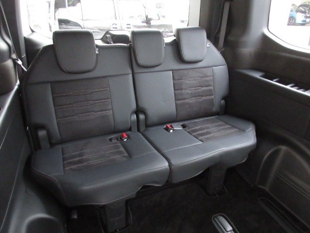 3列目シートは車内全体を爽快に見渡せて、座り心地も快適に。すべてのシートの居心地を、とことん追求しました。