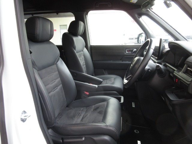 運転席には高さ調整ができる『シートハイトアジャスター機能』が付いています！　これなら小柄な方にも大柄な方にも自分にぴったりの運転姿勢がとれますね～！