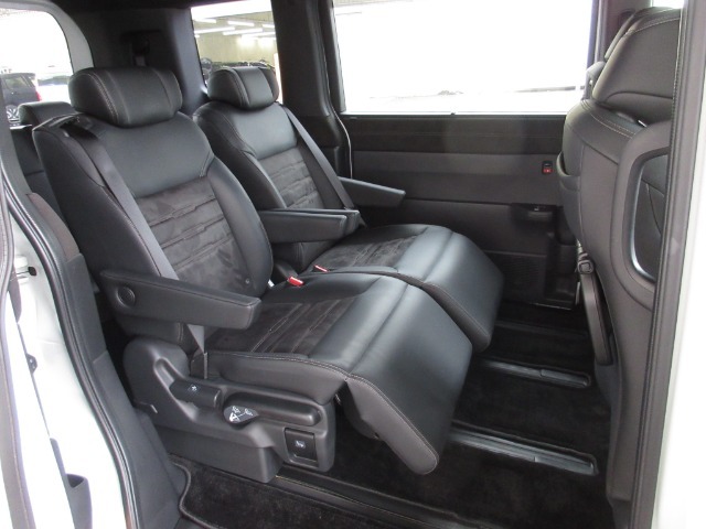 2列目席にオットマンを装備。オットマンとはソファーに座った時に高い位置に足を置くために作られたクッションのこと。足もシートにゆだねることによって身体に力がかからずリラックスした状態になります。