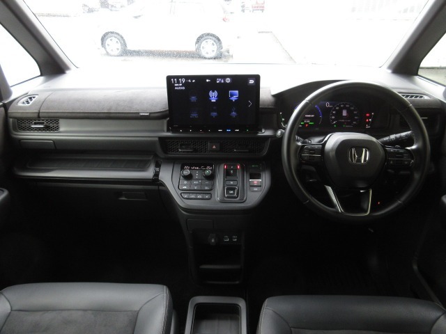 握りやすいハンドルには、オーディオコントロールとクルーズコントロールスイッチが装備されており、ハンドルから手を離さずに操作が出来ます。感覚で操作ができて便利で安全ですね！