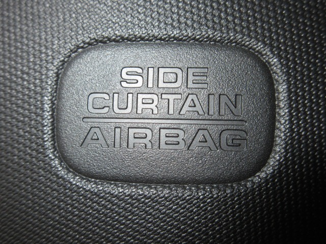 サイドカーテンエアバックシステムは、側面衝突時に大人から子供までさまざまな体格の乗員の頭部や頚部を広範囲で保護。特にセンターピラーへの頭部衝突を防ぐ展開性能を実現しています。