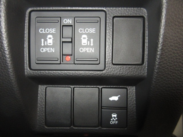 レーザーを照射しカメラで前走車等を検知し衝突の回避・軽減を図るホンダセンシングとVSA（車両挙動安定化制御システム）走る・曲がる・止まるの全領域で安定性を確保するためのシステム装備。安心ですね！