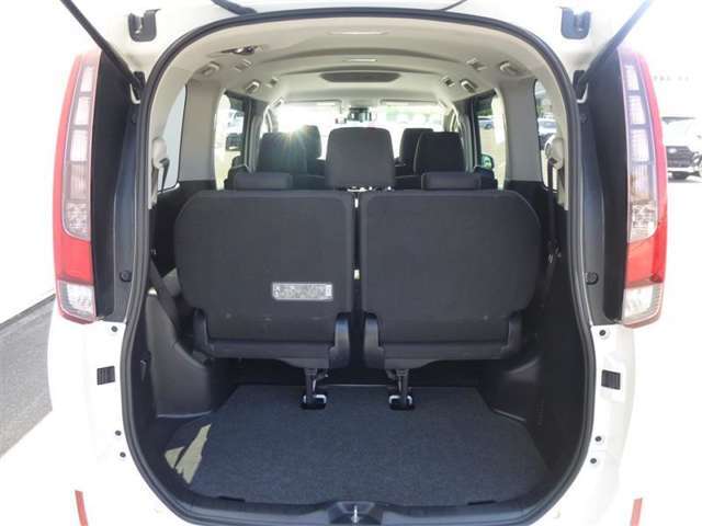サードシートを跳ね上げれば荷室スペースも広がります。