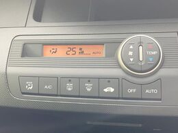 【オートエアコン】一度お好みの温度に設定すれば、車内の温度を検知し風量や温度を自動で調整。暑い…寒い…と何度もスイッチ操作をする必要はありません。快適な車内空間には必須の機能ですね♪