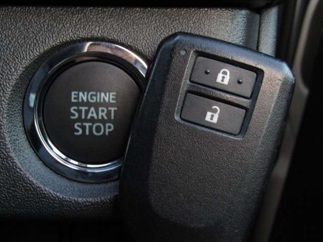 【プッシュスタート＆スマートキー！】ポケットやバッグにキーを入れたまま、エンジン始動＆ドアノブを引くなどの動作だけでドアの解錠施錠ができる「キー」。