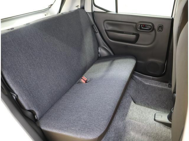 後席はお買い物で使うには十分な広さ！