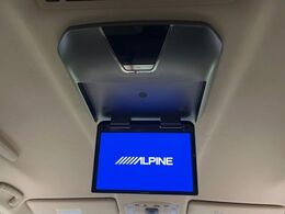 【フリップダウンモニター】家族や友人とお出かけする機会が多い方に大人気のフリップダウンモニター！大画面モニターで車内はエンタメ空間！退屈しがちな長距離ドライブも楽しい時間に変わります！