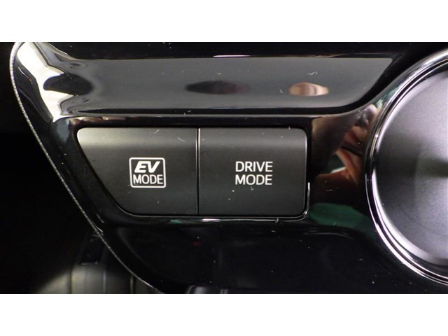 『EVモード』はモーターのみで走行しガソリンを消費しないハイブリッド車ならではの環境にも優しい走行です