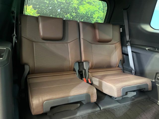 床下収納式のサードシートです。座席部分をコンパクトに収納でき、広大な荷室スペースとしてお使いいただけます！乗車人数や荷物の量など利用シーンに合わせて3列目を有効活用でき、とっても便利♪