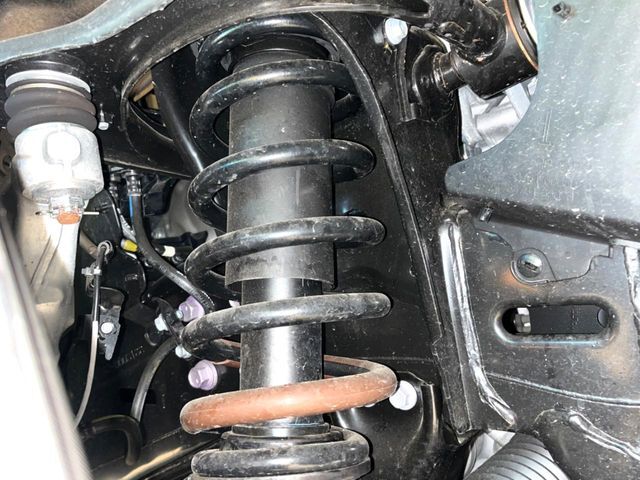 お車を安心してお乗りいただく為には、足回りの定期点検が欠かせません。サービスサポート（有償保証）では無料点検もご提供しており、安心のカーライフをお過ごしいただけるサポート体制が整っています。