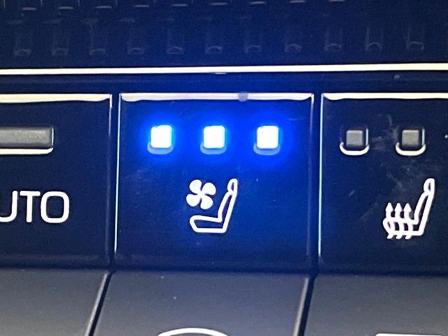 【シートベンチレーション】夏場は涼しい風でお尻や背中の熱やムレを防ぎ、冬はエアコンよりも早く温まってポカポカに！季節を問わず快適に過ごせます。