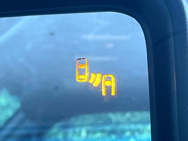 【ブラインドスポットモニター】走行中、ドアミラーの死角になりやすい箇所に後続車が接近するとサイドミラーのレンズに警告を表示！ドライバーに注意喚起をしてくれます。