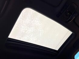 【サンルーフ】開放感たっぷりの希少装備、サンルーフが装着されています！車内に明かりを取り入れたり景色を楽しむ以外にも、車内の空気も簡単に換気できて快適です！