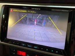 【バックカメラ】駐車時に後方がリアルタイム映像で確認できます。大型商業施設や立体駐車場での駐車時や、夜間のバック時に大活躍！運転スキルに関わらず、今や必須となった装備のひとつです！