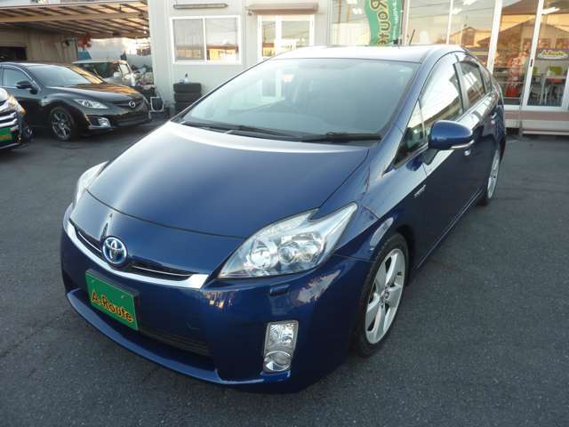 3.3万キロの禁煙Sツーリングセレクションが入庫！！bluetooth・バックカメラ・フルセグ・ビルトインETC付き。使用感の少ない内装とまだまだ光沢のあるダークブルーのボディが好印象の1台！