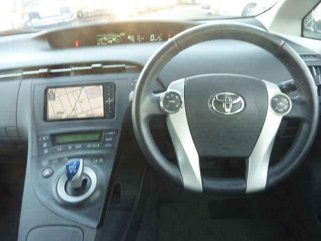 3.3万キロの禁煙Sツーリングセレクションが入庫！！bluetooth・バックカメラ・フルセグ・ビルトインETC付き。使用感の少ない内装とまだまだ光沢のあるダークブルーのボディが好印象の1台！