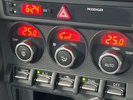 【左右独立型フルオートエアコン】運転席と助手席でそれぞれお好みの温度に設定可能。同乗者にも配慮した、快適な空調をお届け致します。