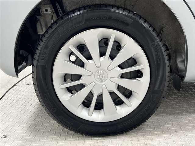 タイヤサイズは165/65R14！残り溝は5ミリ程度です！ホイールキャップに傷があります。