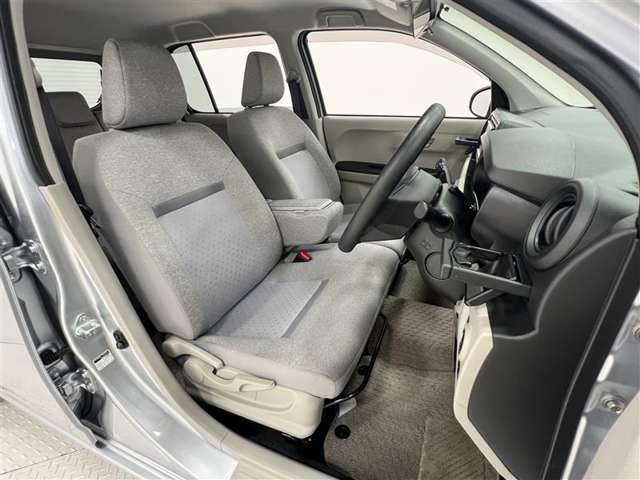 前席はベンチシート！運転席助手席間の移動ができます！