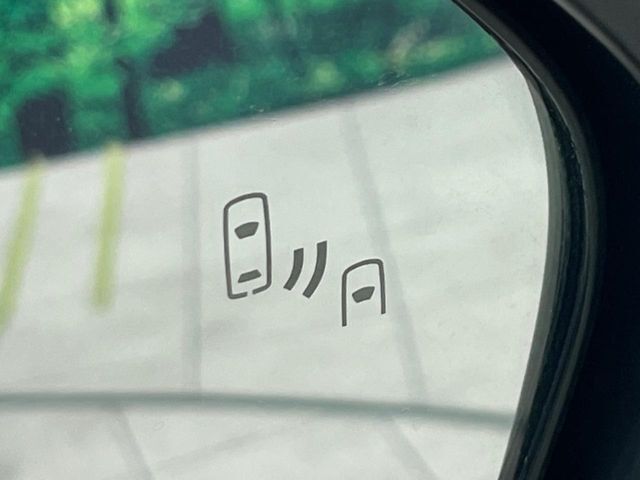 【ブラインドスポットモニター】走行中、ドアミラーの死角になりやすい箇所に後続車が接近するとサイドミラーのレンズに警告を表示！ドライバーに注意喚起をしてくれます。