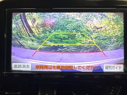 【バックカメラ】駐車時に後方がリアルタイム映像で確認できます。大型商業施設や立体駐車場での駐車時や、夜間のバック時に大活躍！運転スキルに関わらず、今や必須となった装備のひとつです！
