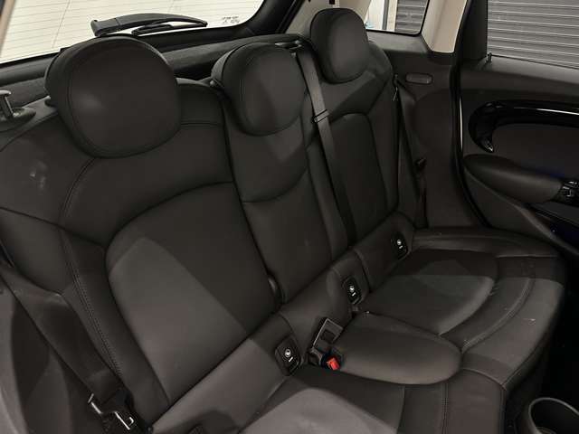 お車のドレスアップや快適・安全なドライブのため、各メーカーのディーラーオプション、ナビゲーション、カーフィルム・ドライブレコーダーなどの取り付け承ります。お気軽に申しつけください。