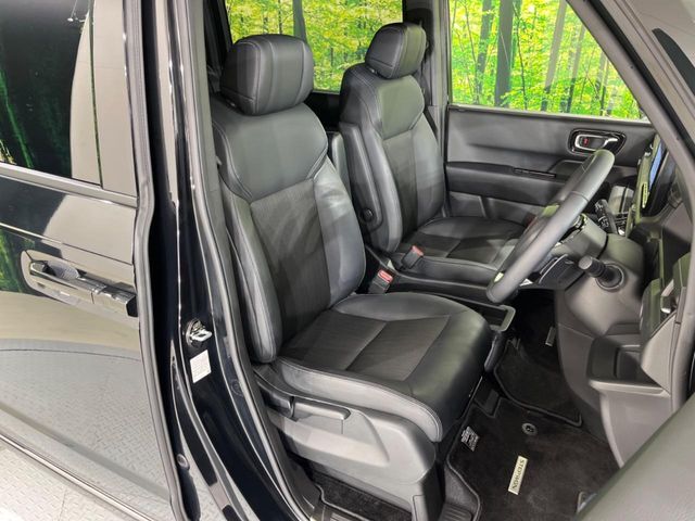 運転席まわりには十分なスペースがあり、大柄な方でもゆったり運転していただける環境です。