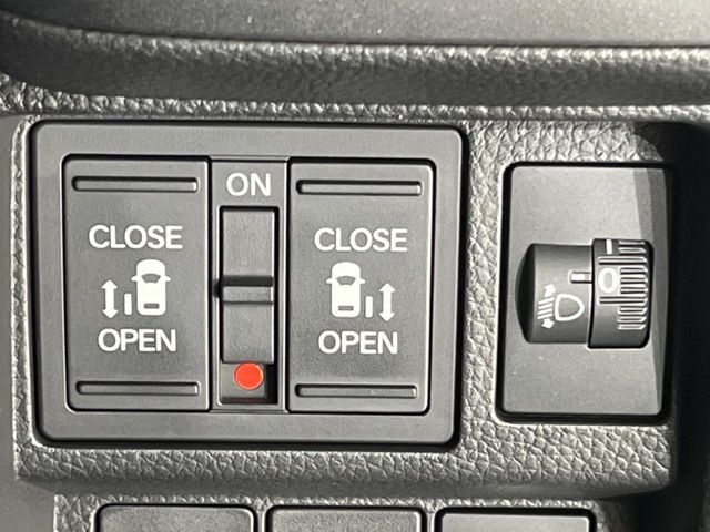 【両側パワースライドドア】スマートキーや運転席のスイッチで後席両側スライドドアの開閉が可能♪電動だから力を入れてドアを開ける必要が無く、小さなお子様でも簡単に開け閉めでき快適です♪