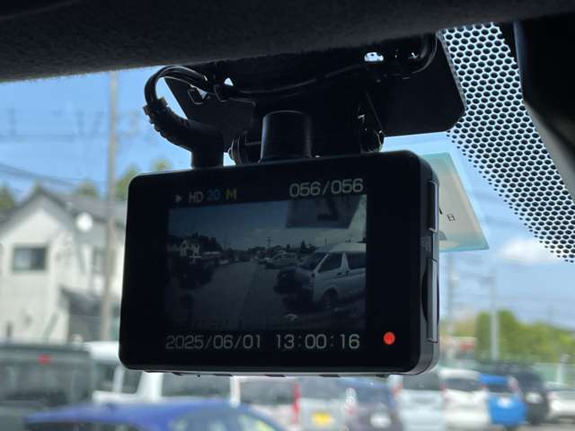 【ドライブレコーダー】映像・音声などの運転中の記録を残します。事故などを起こした起こされた時の証拠になりえますので、もしも時でも安心ですね。