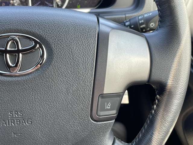 【レーンディパーチャーアラート（LDA）】クルマが車線または走路から逸脱する可能性がある場合に、ブザーまたはハンドルの振動により注意をうながします。機能には限界があるためご注意ください。