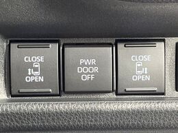 【両側パワースライドドア】スマートキーや運転席のスイッチで後席両側スライドドアの開閉が可能♪電動だから力を入れてドアを開ける必要が無く、小さなお子様でも簡単に開け閉めでき快適です♪