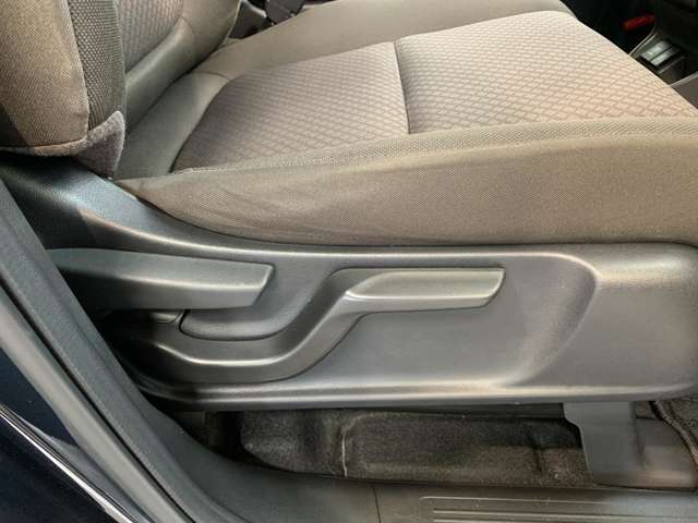 高さ調整も可能なシート。ドライビングポジションは運転には重要ですよね
