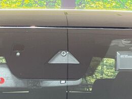 【スマートシティブレーキサポート】低速走行中に前方の車両等を認識し、衝突しそうな時は警報とブレーキで衝突回避と被害軽減をアシスト。より安全にドライブをお楽しみいただけます。