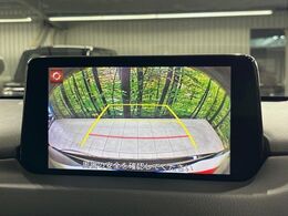 【バックカメラ】駐車時に後方がリアルタイム映像で確認できます。大型商業施設や立体駐車場での駐車時や、夜間のバック時に大活躍！運転スキルに関わらず、今や必須となった装備のひとつです！